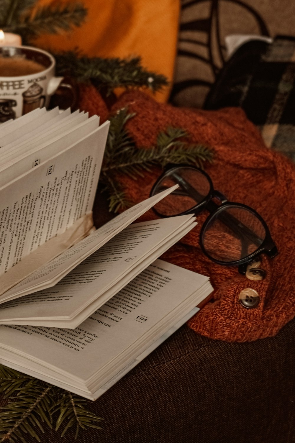 lunettes à monture noire sur papier d’imprimante blanc