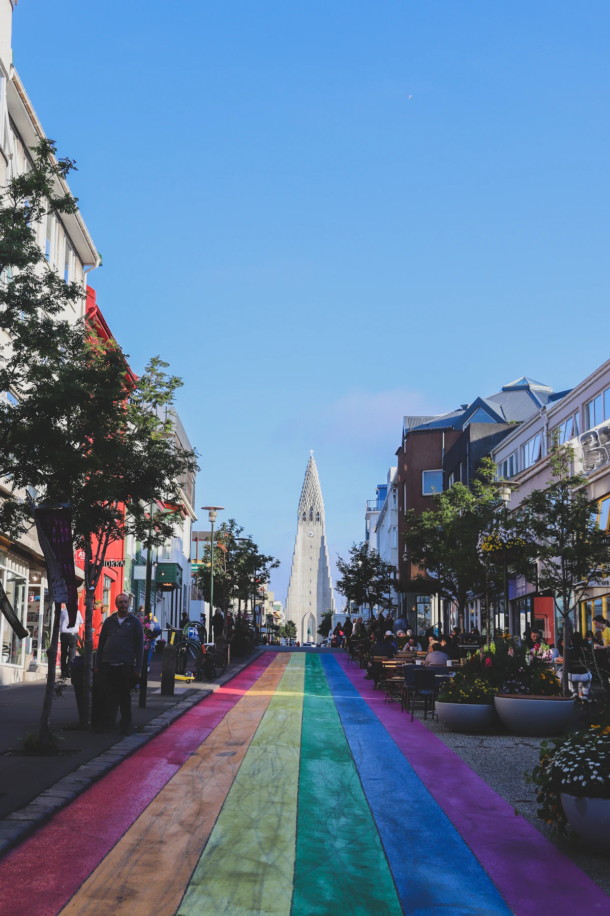 Hallgrímskirkja’ya çıkan gökkuşağı boyalı sokak