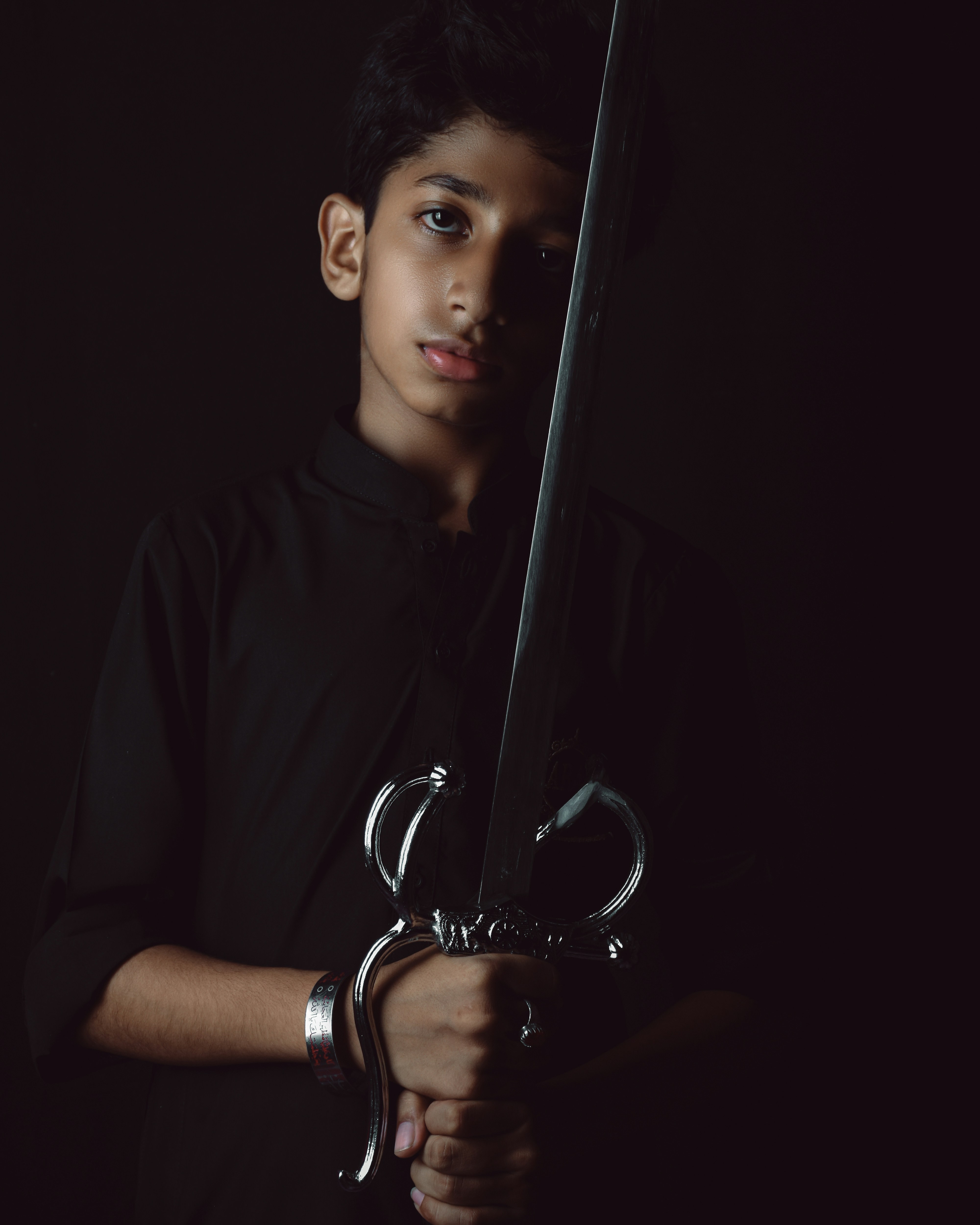 wanita berbaju hitam memegang pedang hitam dan perak
