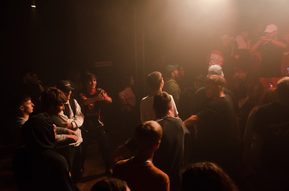 Personnes qui se réunissent pour un concert