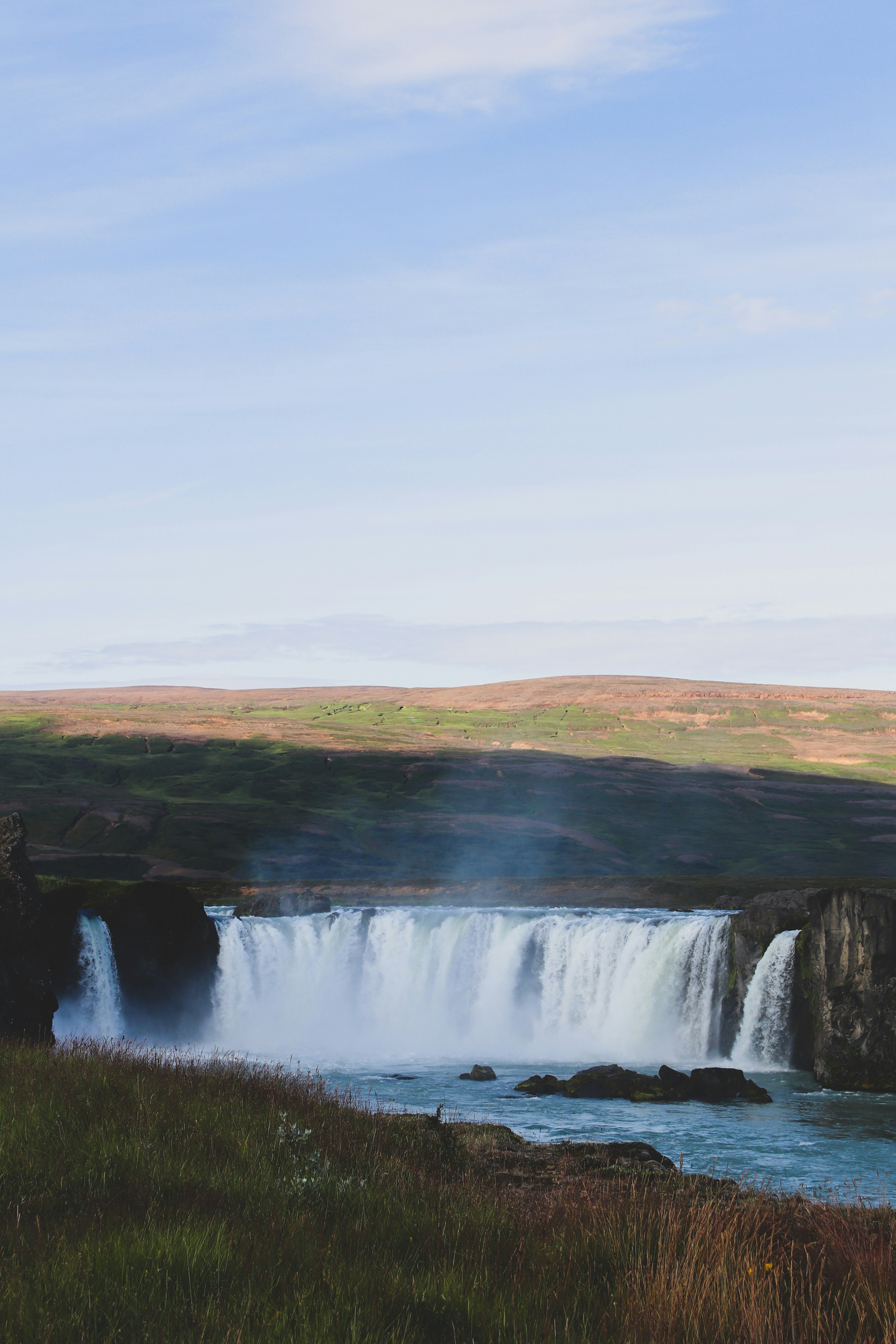 cascate sotto il cielo bianco durante il giorno