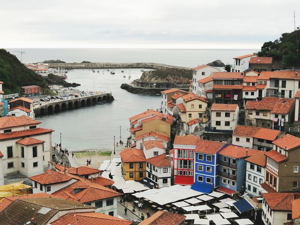 Vista aérea de casas cerca de cuerpos de agua durante el día