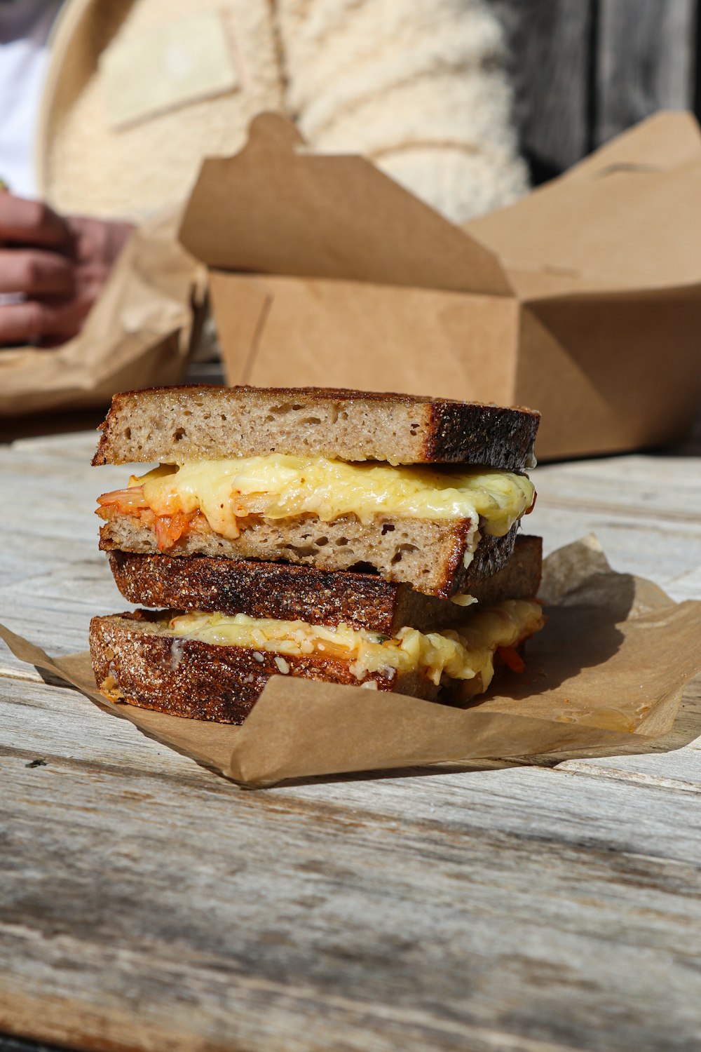 Burger mit Käse und Salat