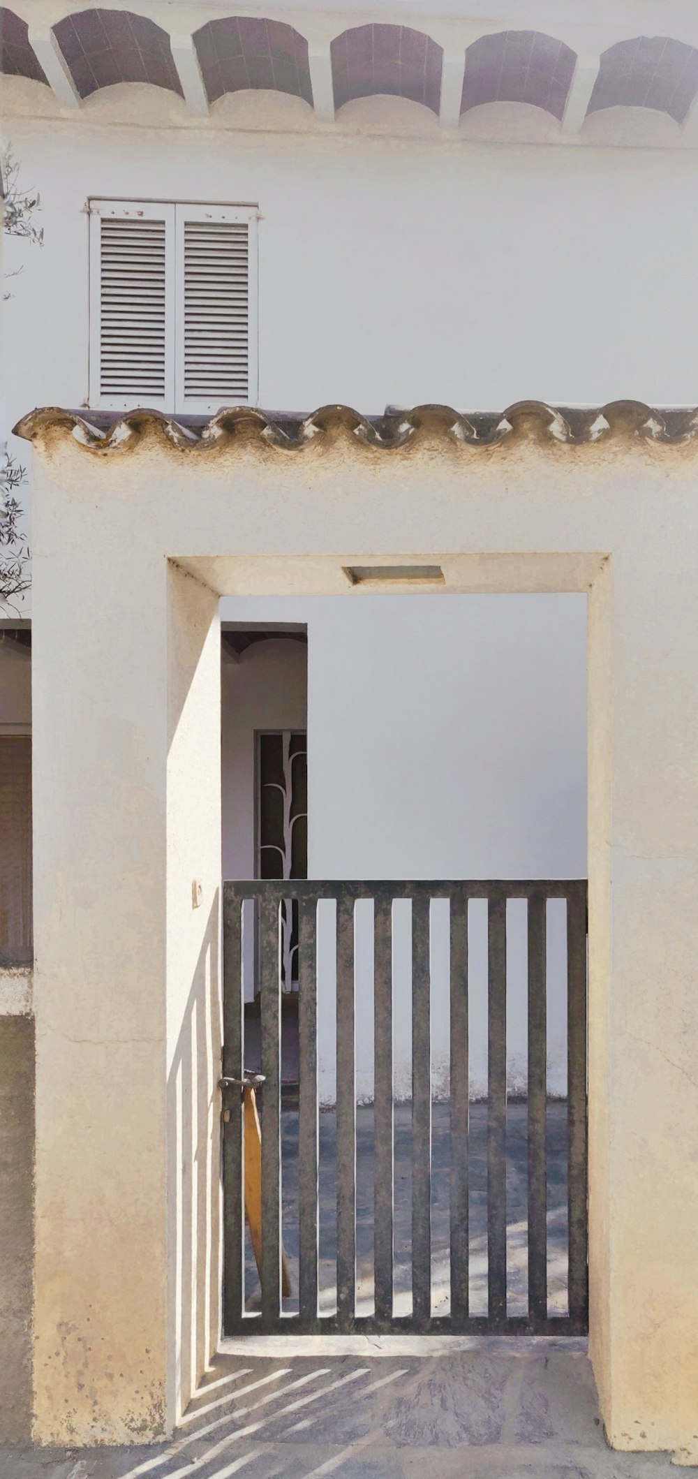 Maison en béton blanc et brun