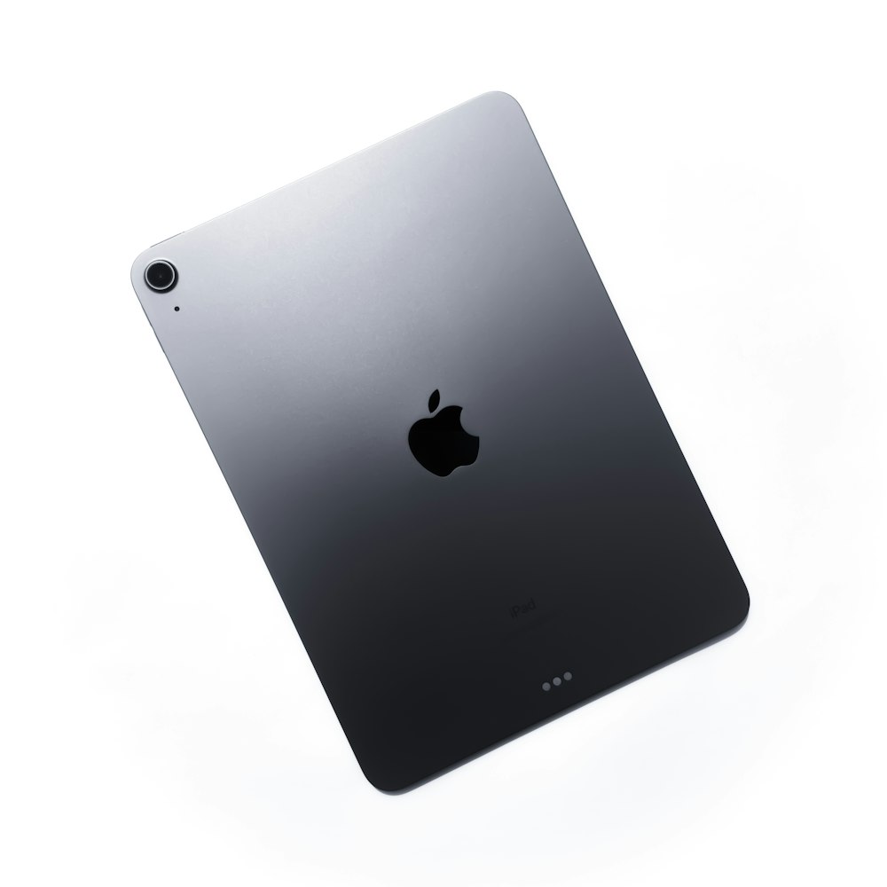MacBook argento su superficie nera