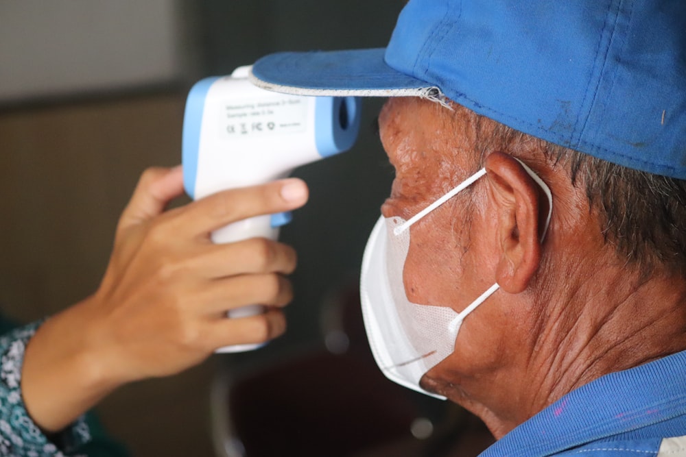 Hombre con gorra azul y gafas blancas