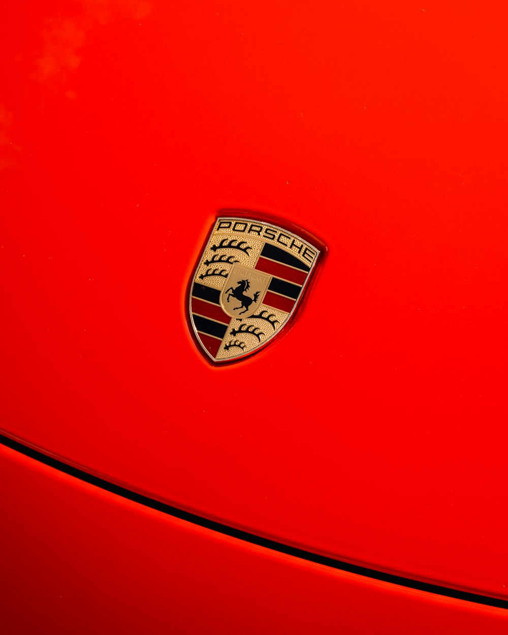 logo dell'auto rosso e bianco