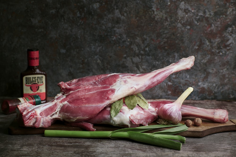 un trozo de carne sentado encima de una tabla de cortar