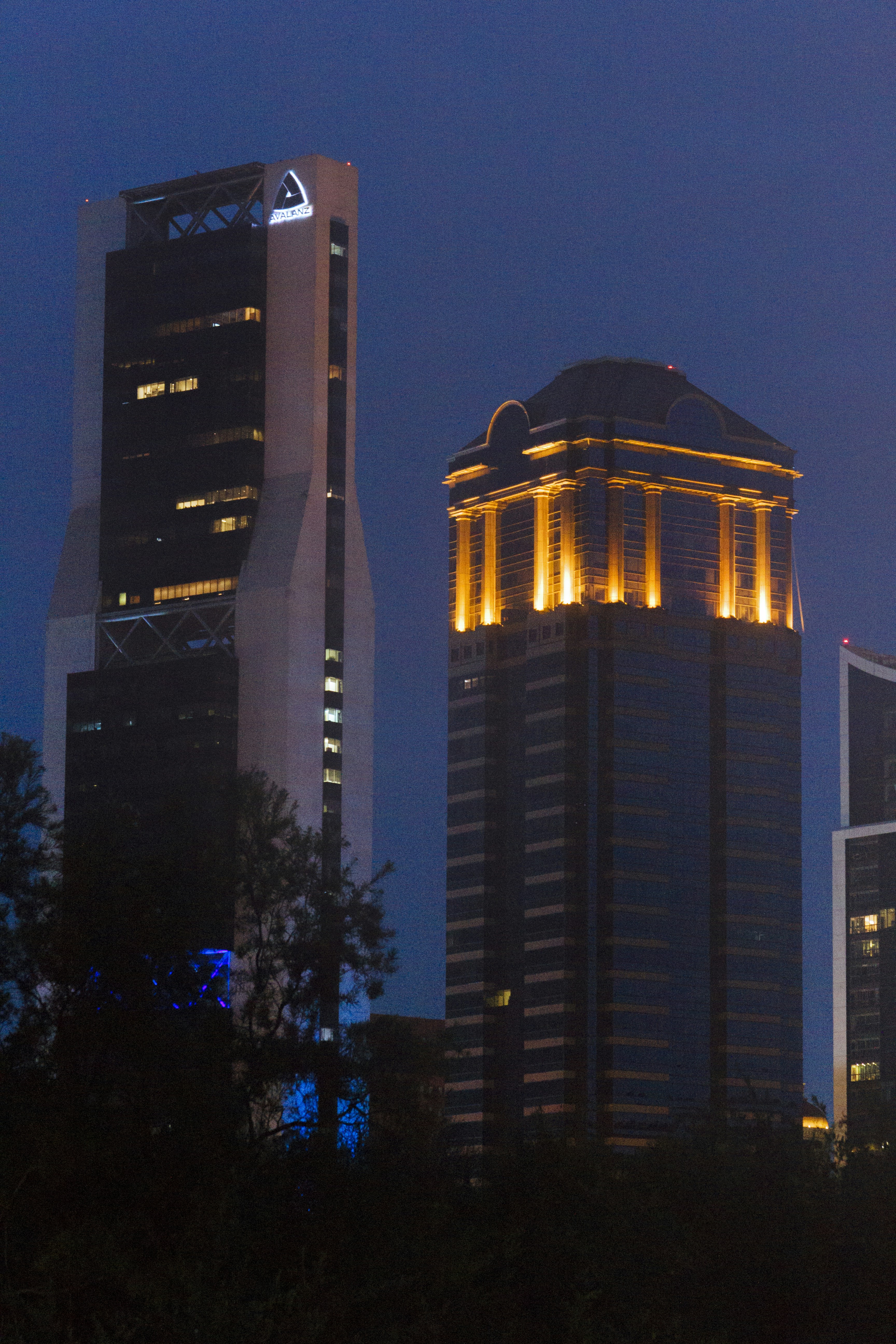 Edificio de hormigón marrón durante la noche
