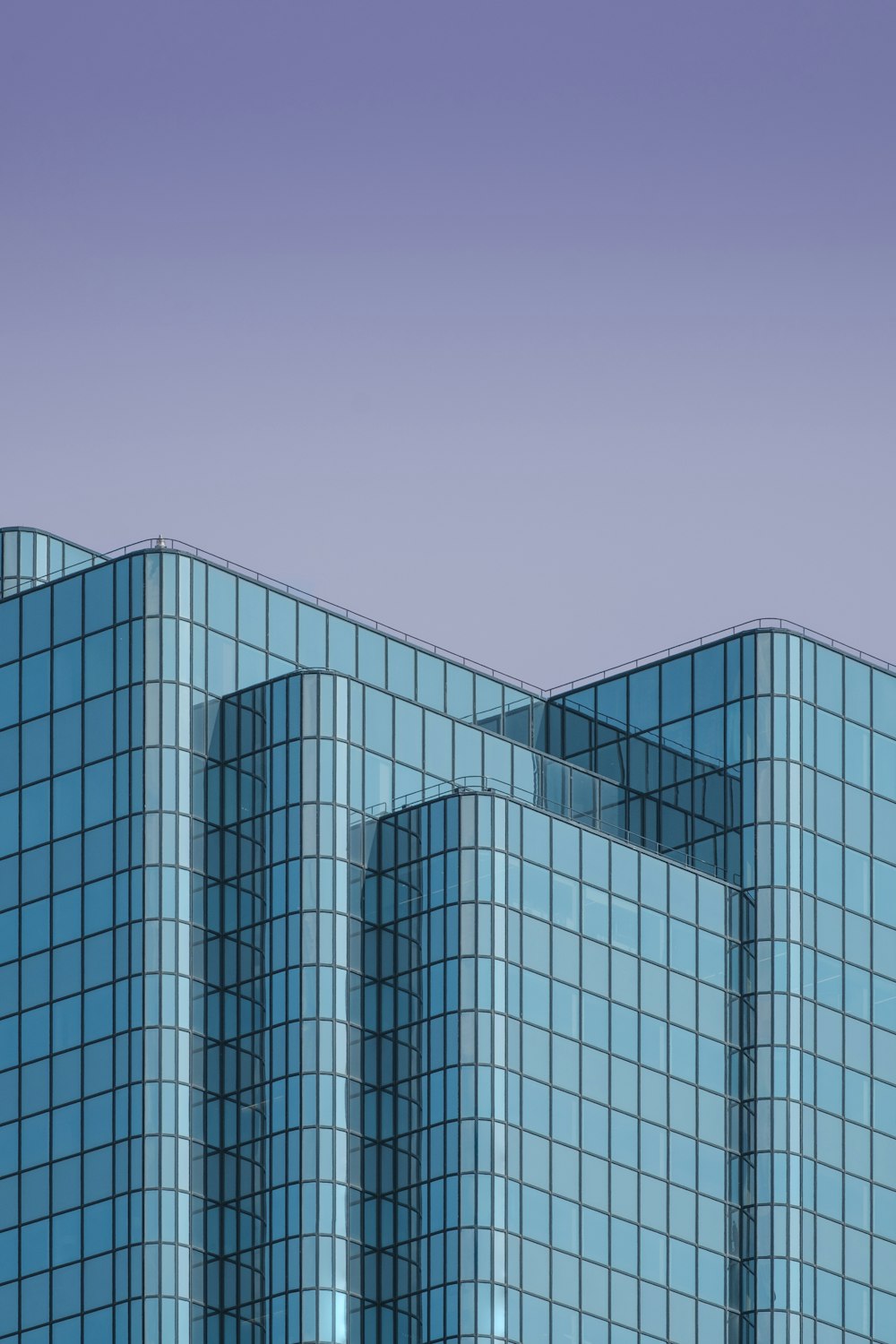 Edificio de hormigón gris bajo el cielo azul durante el día