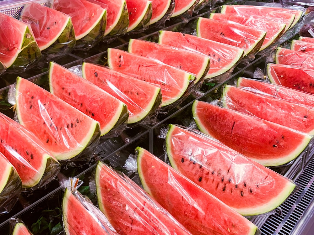 in Scheiben geschnittene Wassermelone auf Edelstahltablett