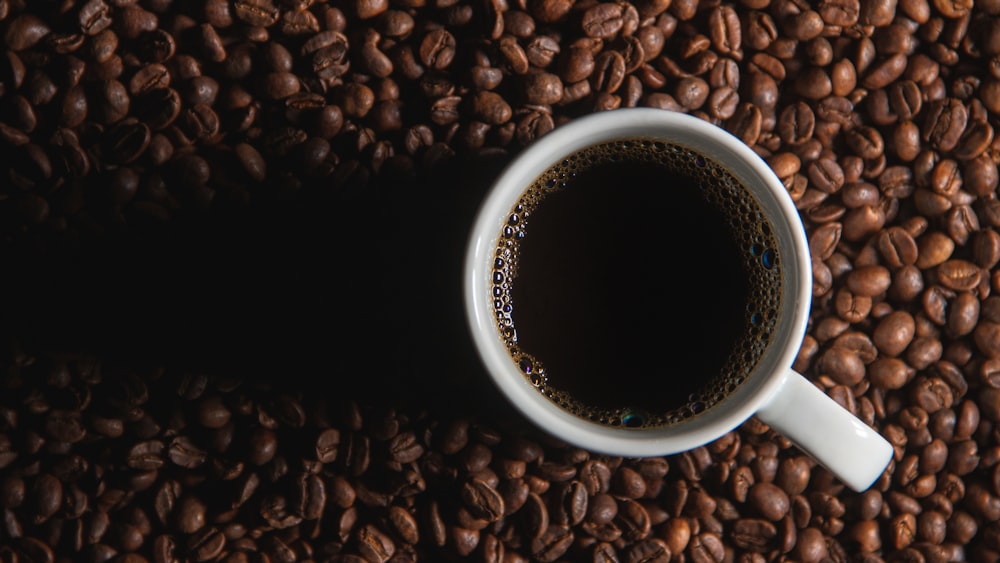 weiße Keramiktasse mit Kaffee