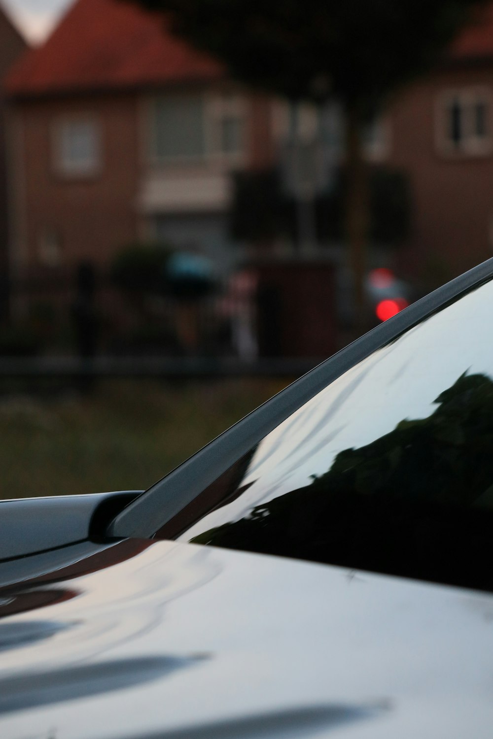 Auto bianca vicino all'edificio marrone durante il giorno