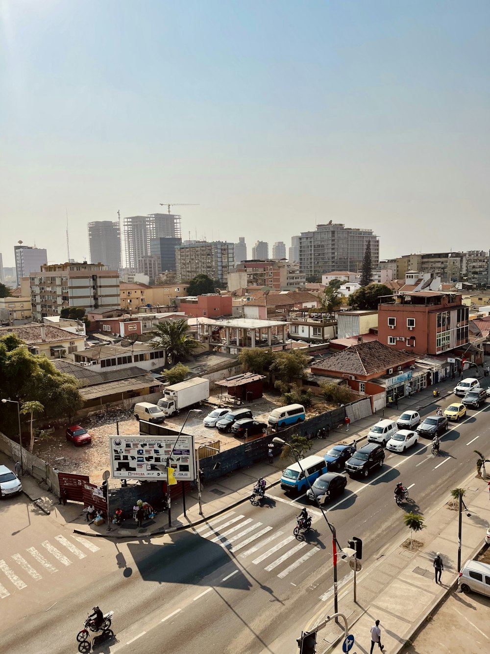 carros estacionados na rua perto de edifícios durante o dia