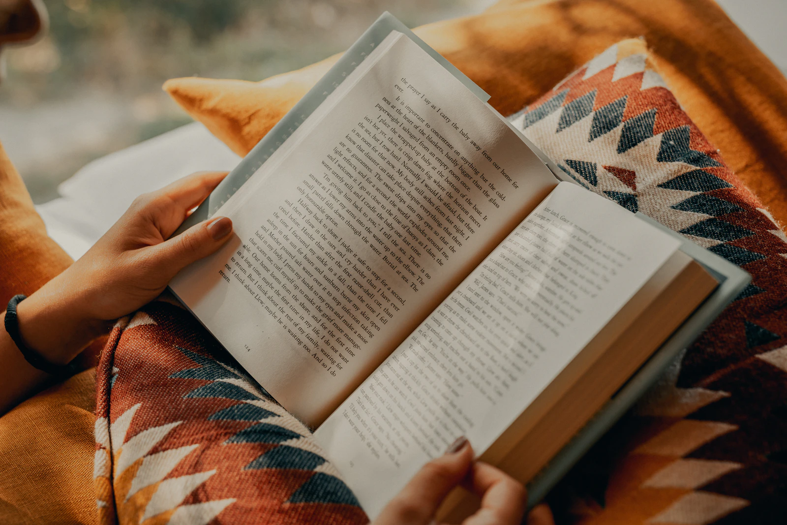 Livre ouvert et moment de lecture au soleil