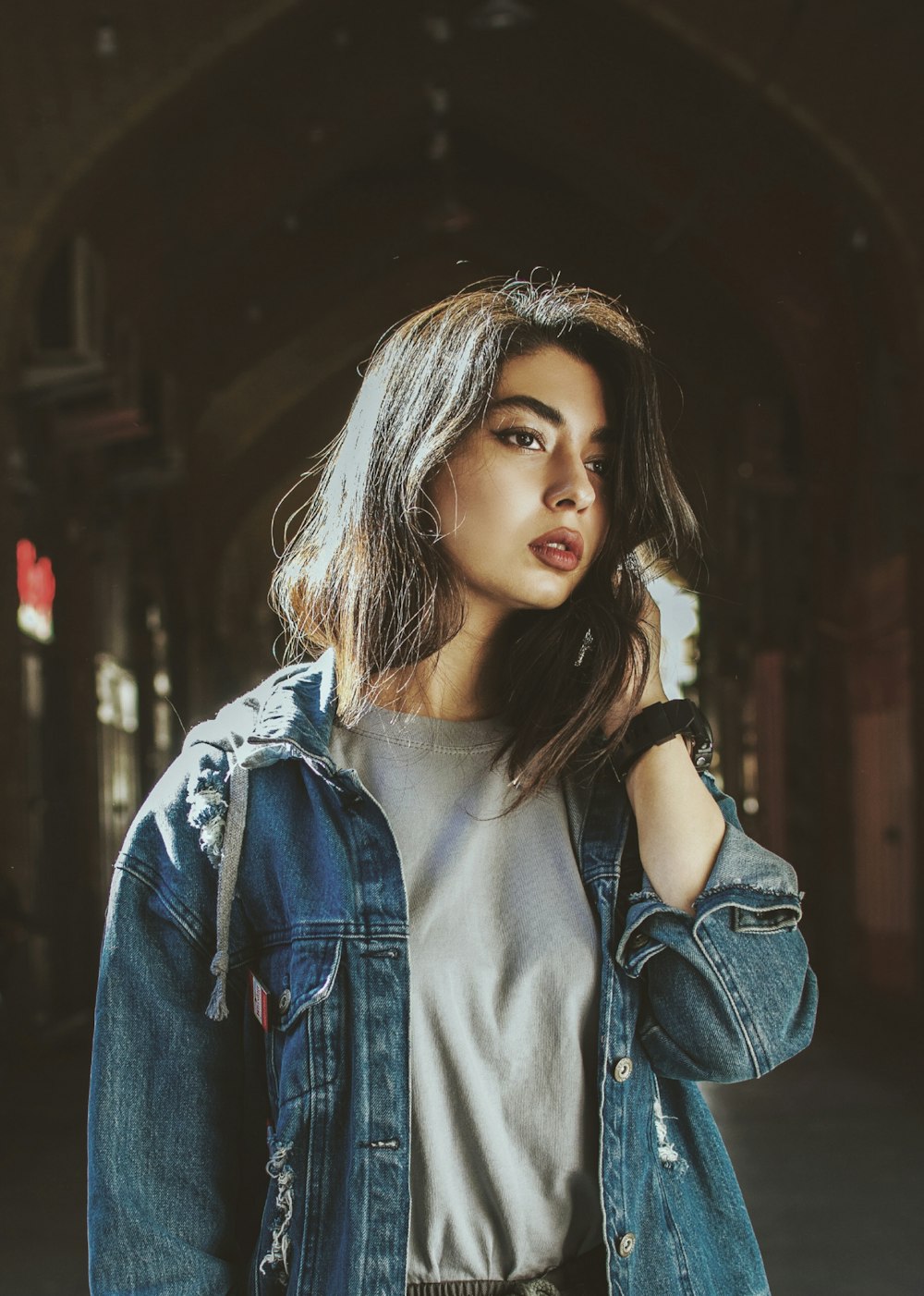 A woman wearing a jean jacket and a white t - shirt photo – Free Apparel  Image on Unsplash