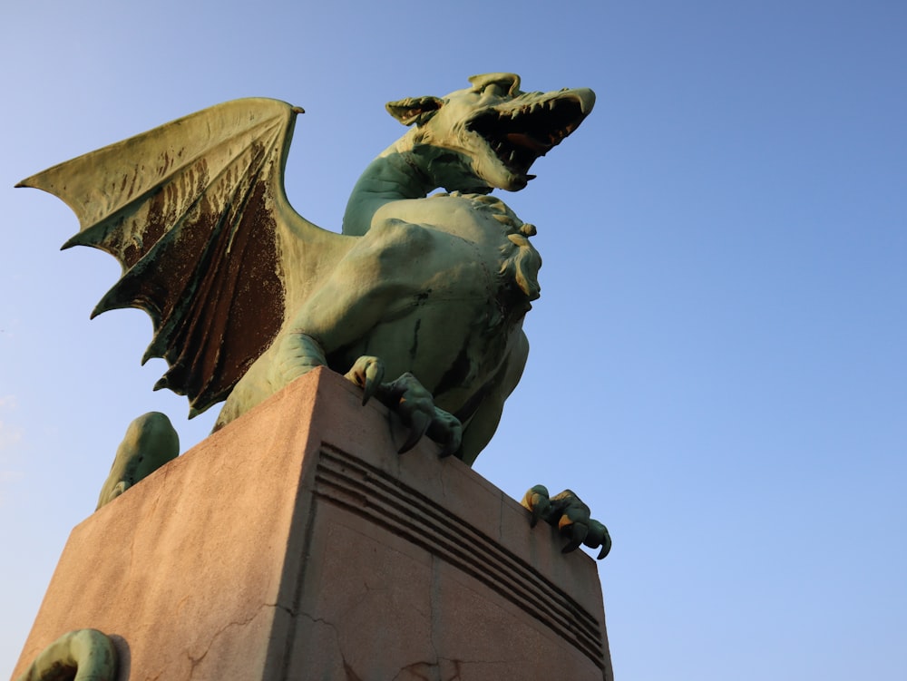 estatua de hormigón marrón de hombre montando a caballo