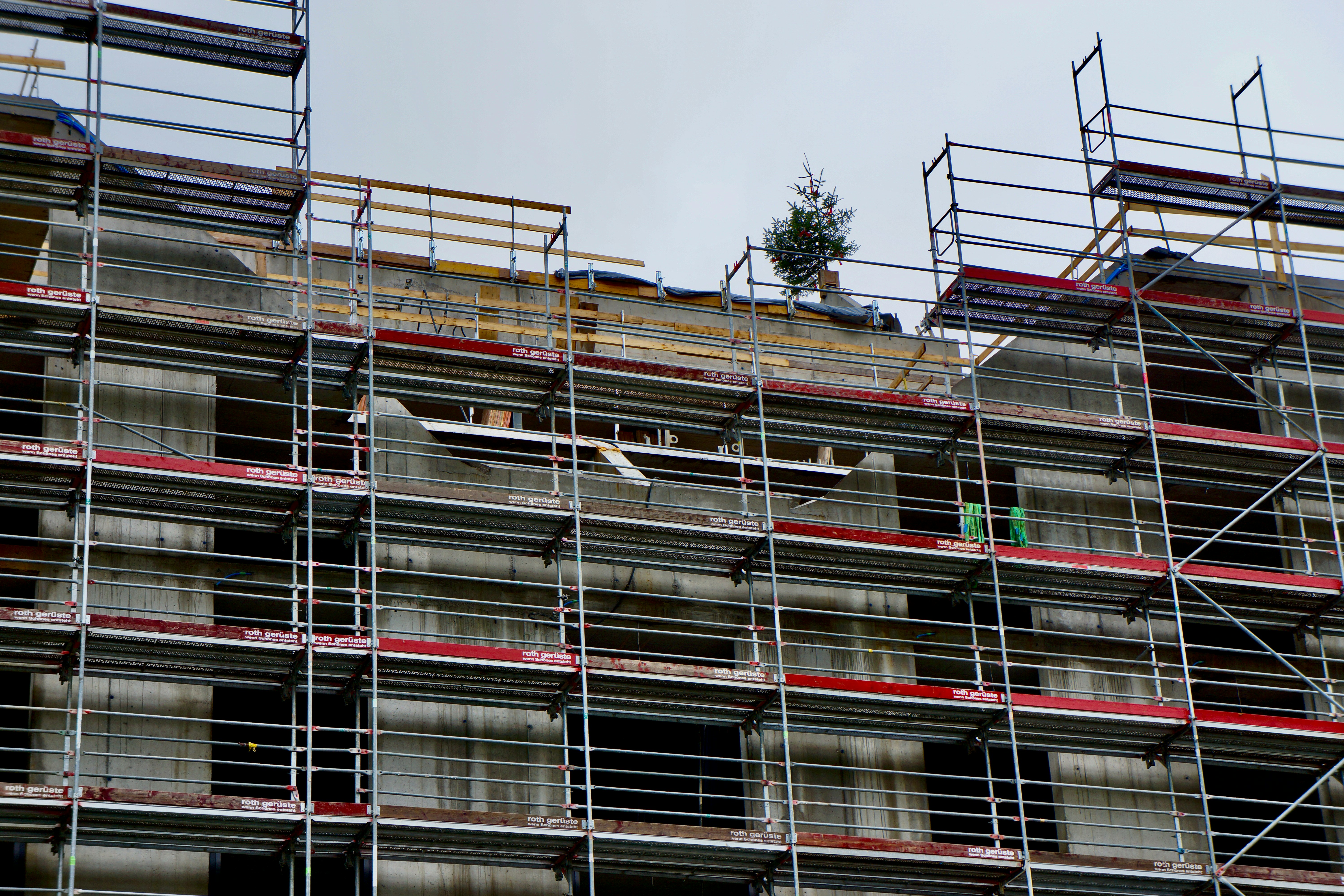 Bâtiment en béton blanc et rouge