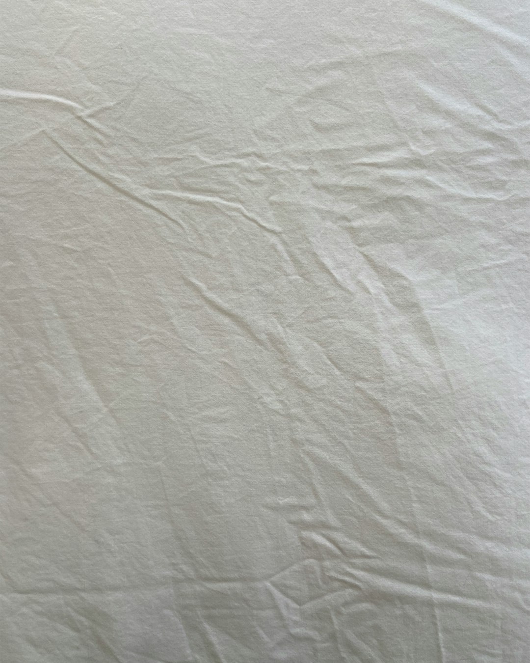  white textile with black hair sheet