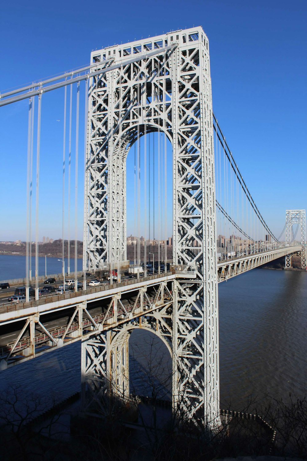 Puente gris sobre el cuerpo de agua durante el día