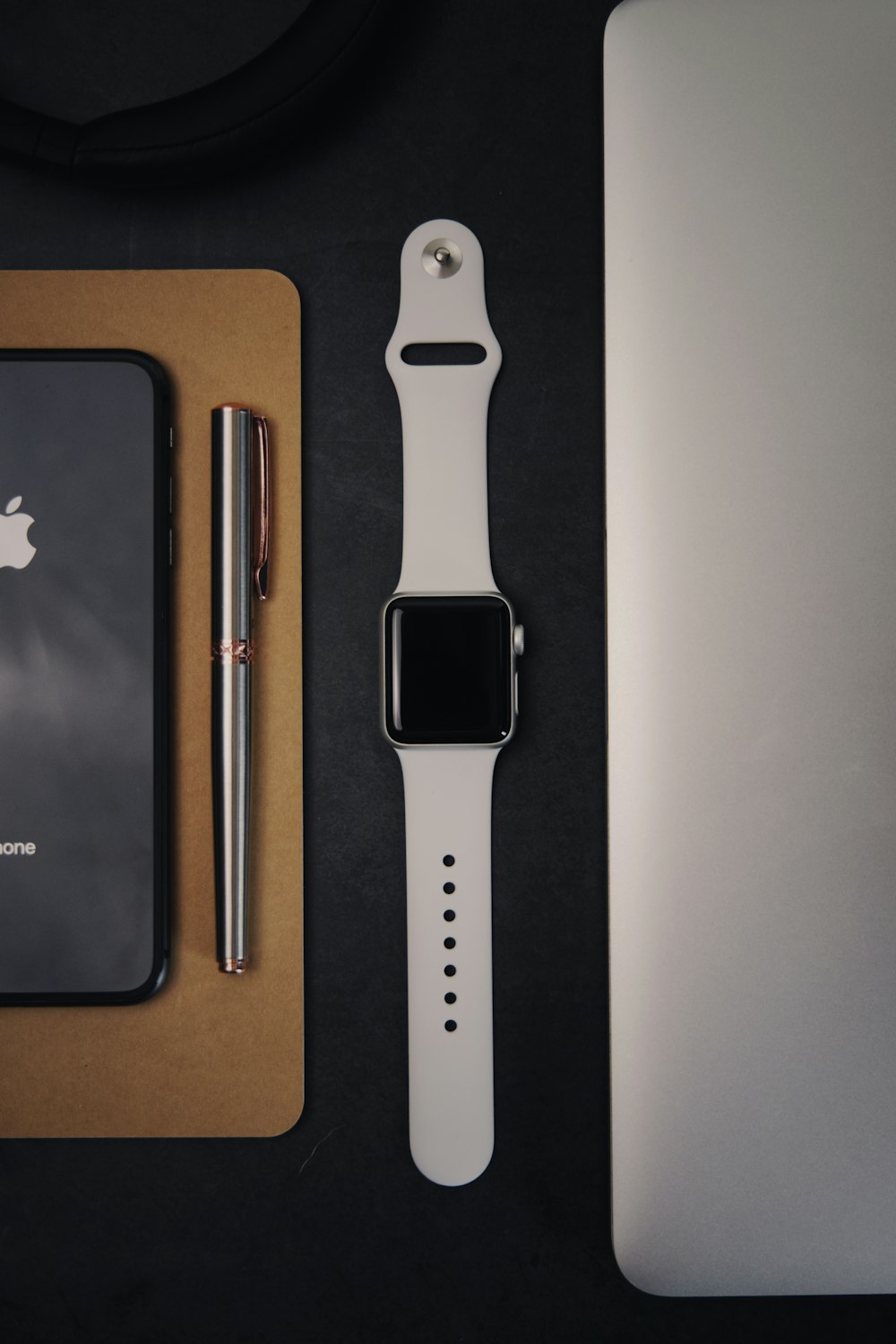 Caja de aluminio plateado Apple Watch con correa de cuero marrón