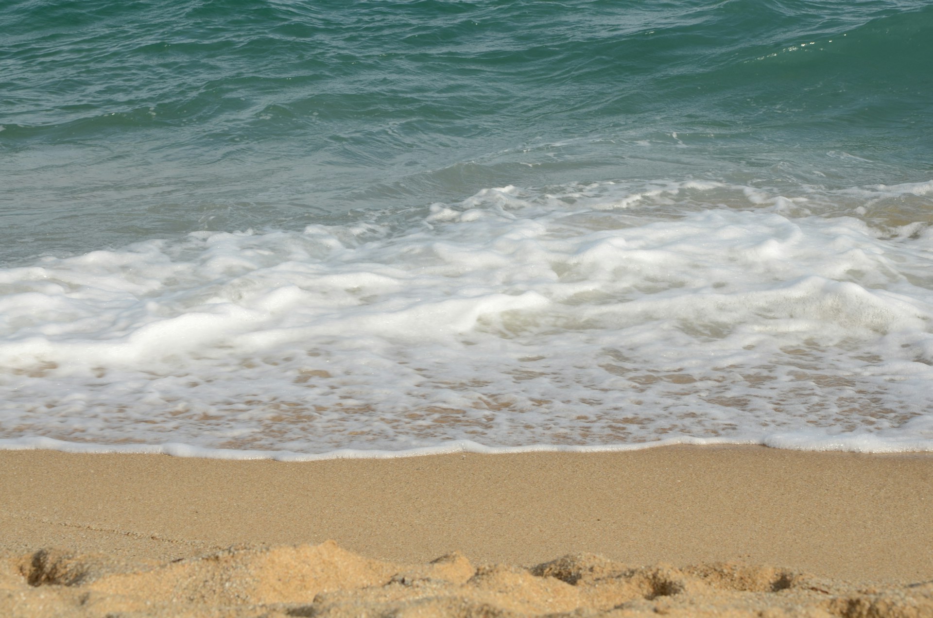 sea waves crashing on shore during daytime