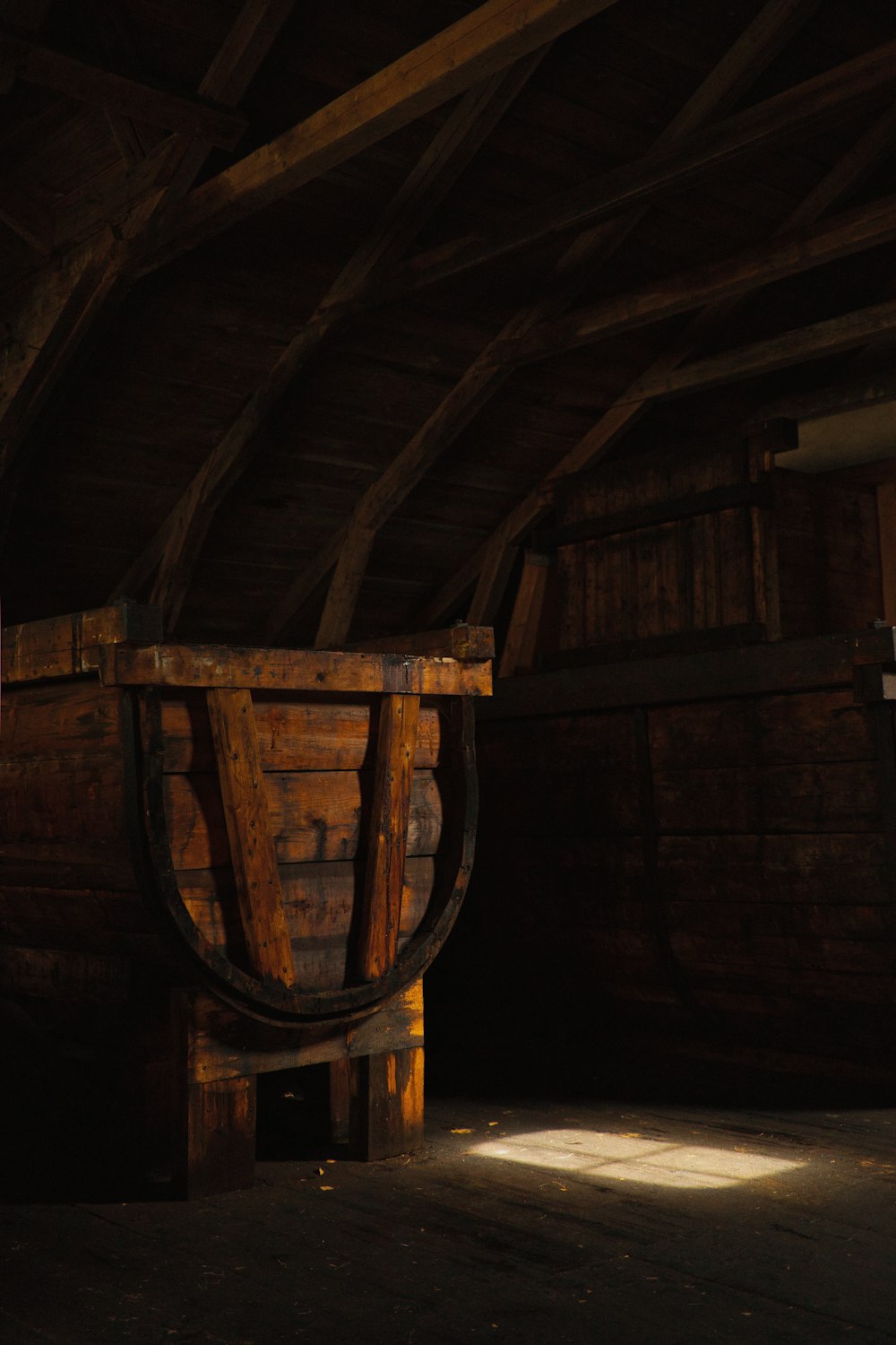 Photo en niveaux de gris d’une maison en bois