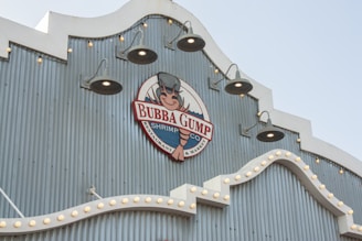 a sign on the side of a building that says bubba gump