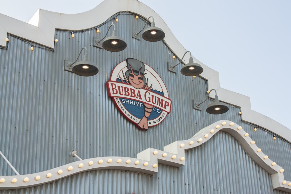a sign on the side of a building that says bubba gump