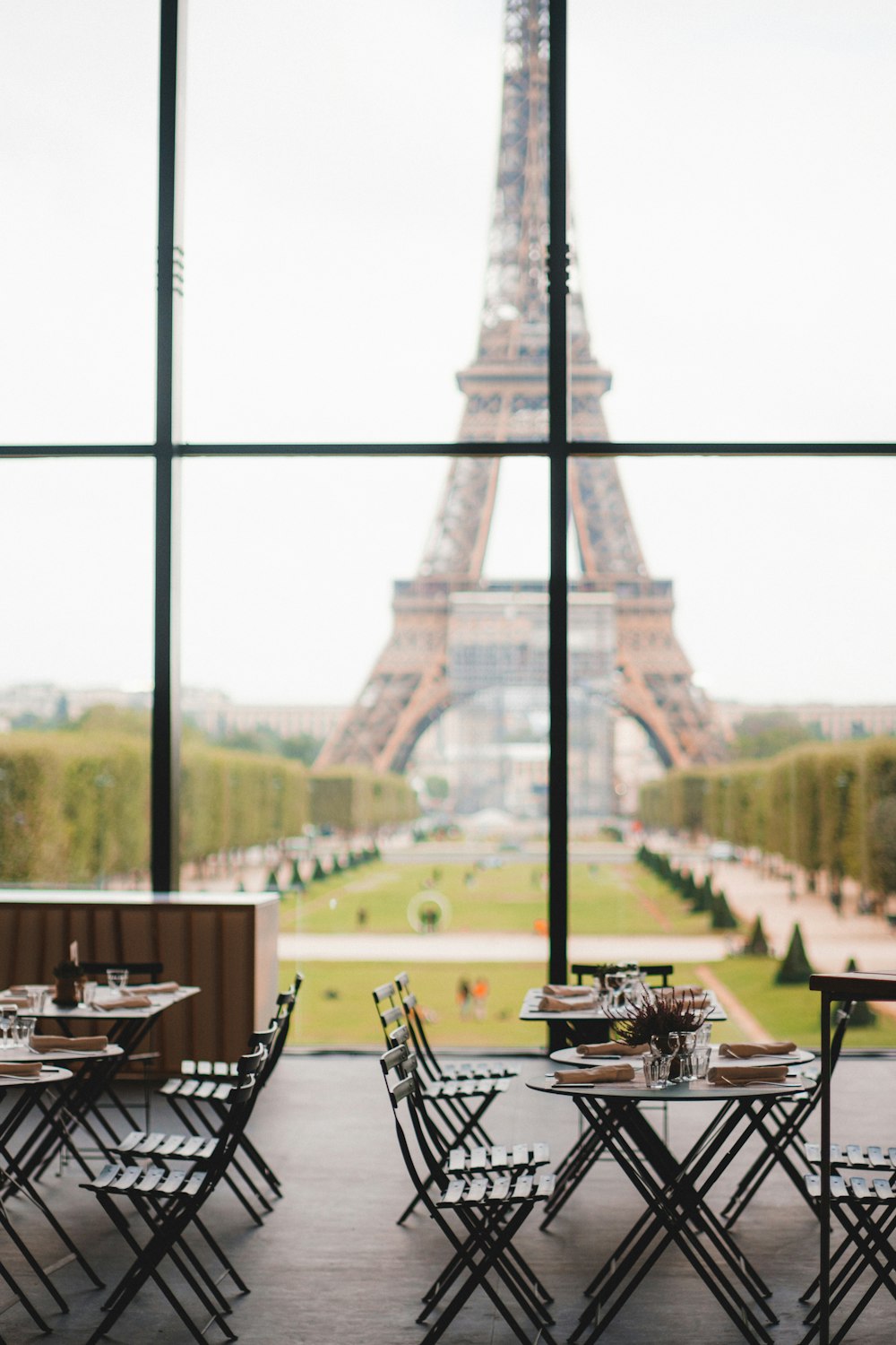 昼間のフランス・パリのエッフェル塔
