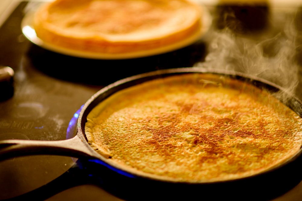 zuppa marrone in ciotola di acciaio inox