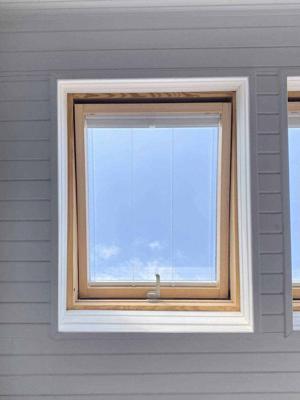 Fenêtre en verre encadrée en bois blanc