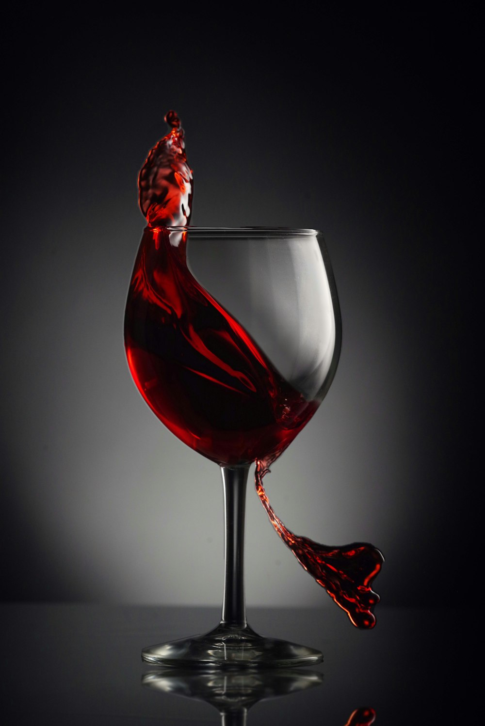 澄んだワイングラスに赤ワイン