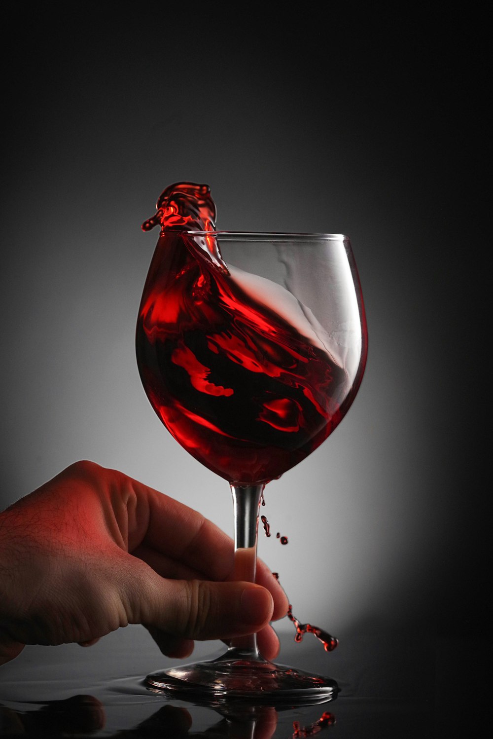 un verre de vin rouge y est versé