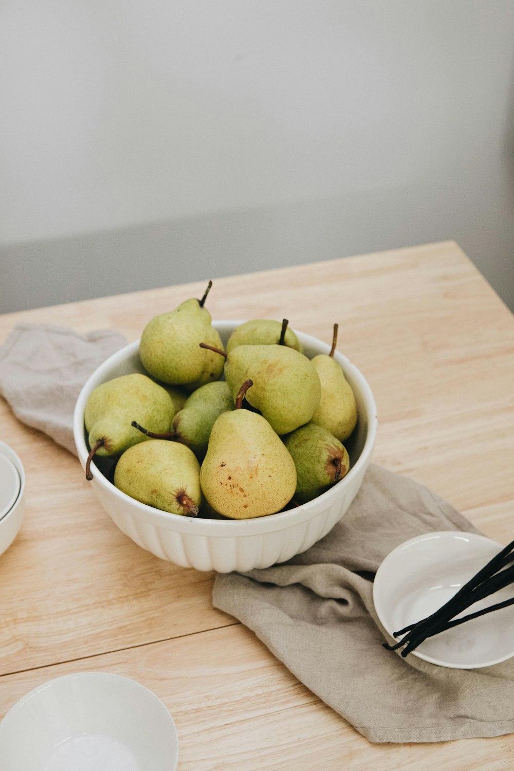 fruta da maçã verde na tigela de cerâmica branca