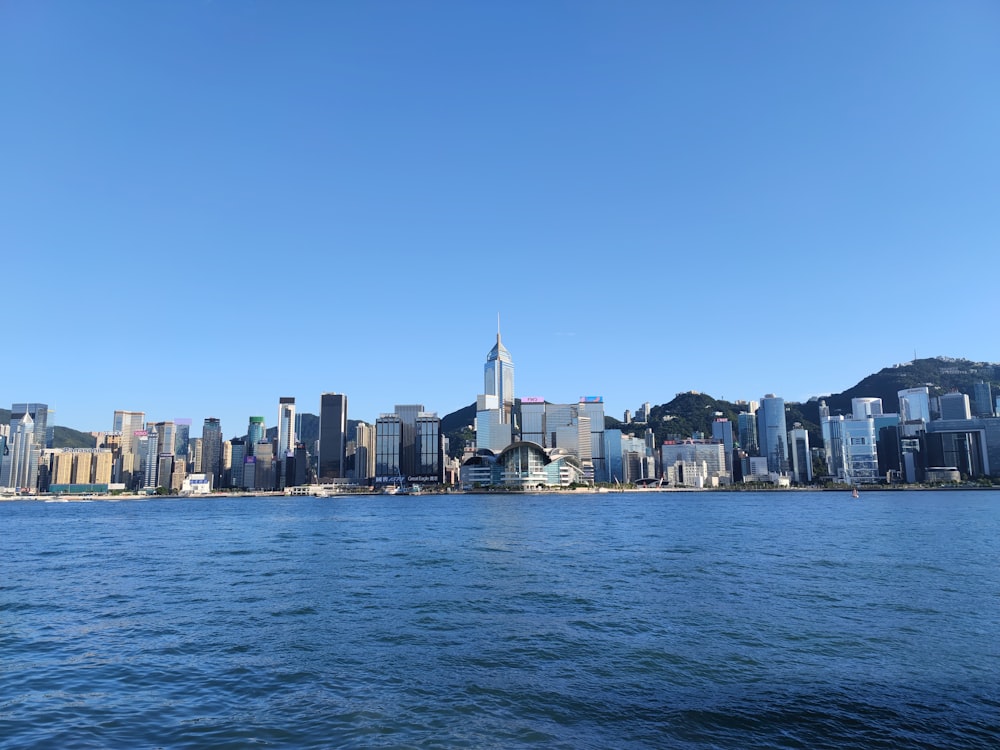 Horizonte de la ciudad a través del cuerpo de agua durante el día