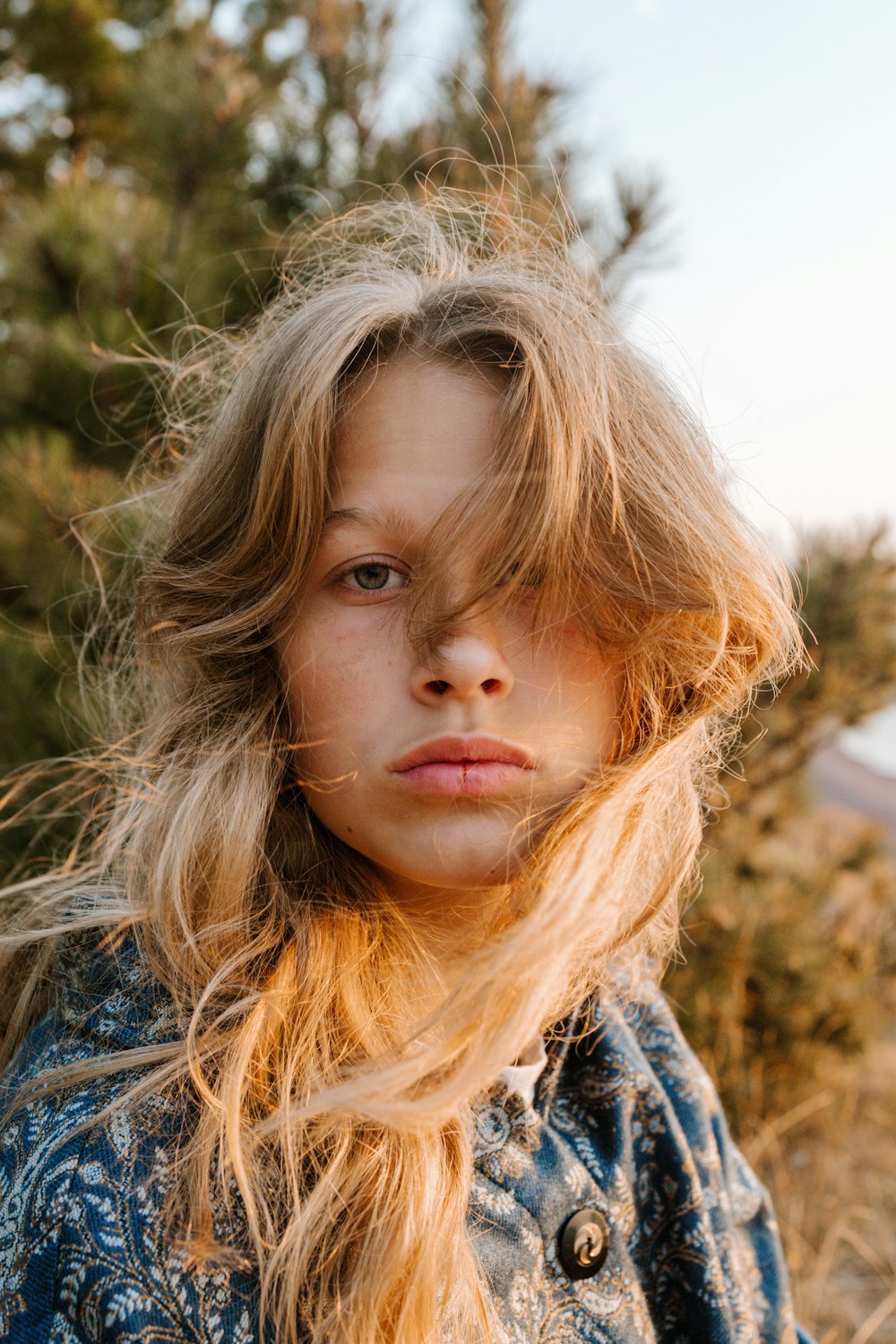 ragazza in camicia floreale blu e bianca