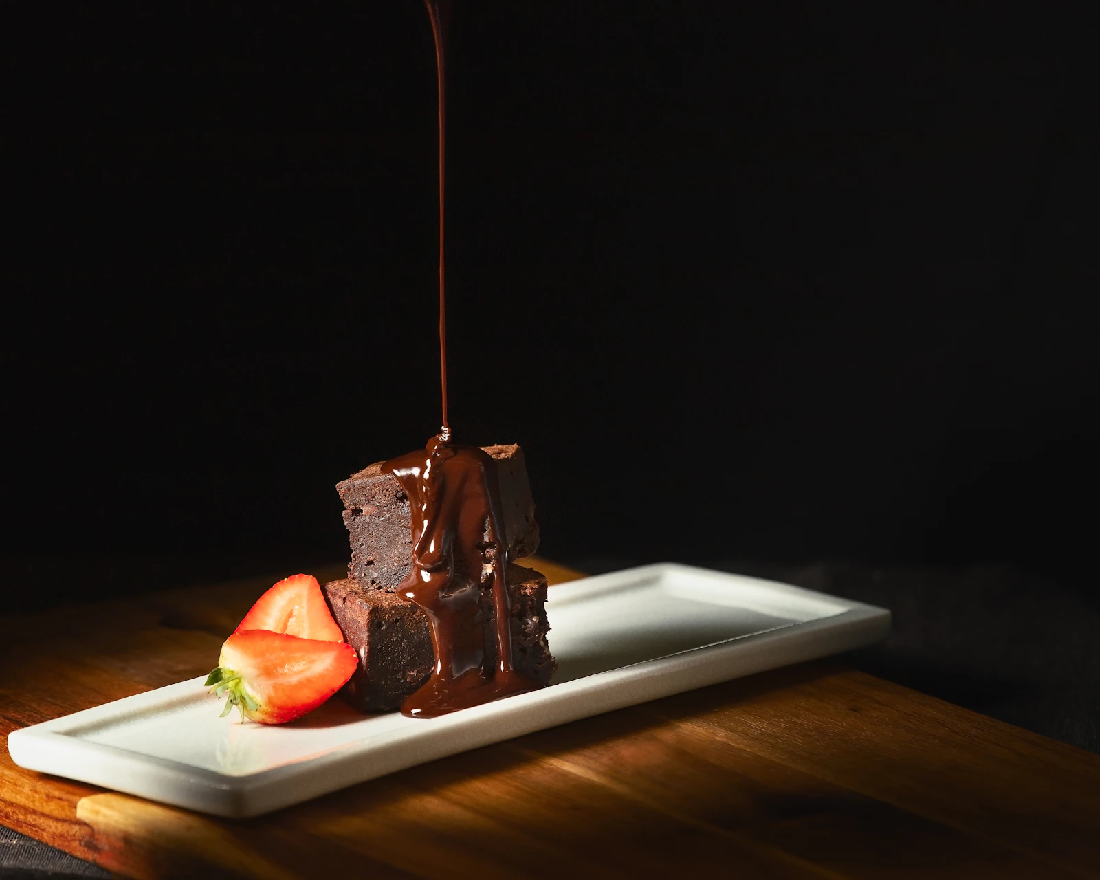 Chokladsås över en mörk kaka
