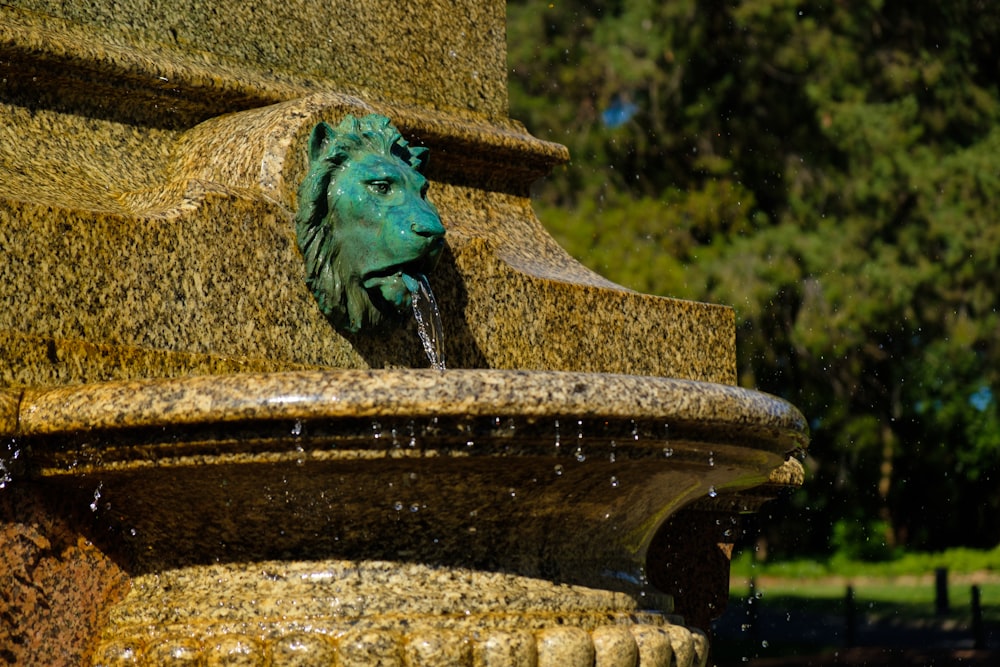 blauer und brauner Betonstatuenbrunnen