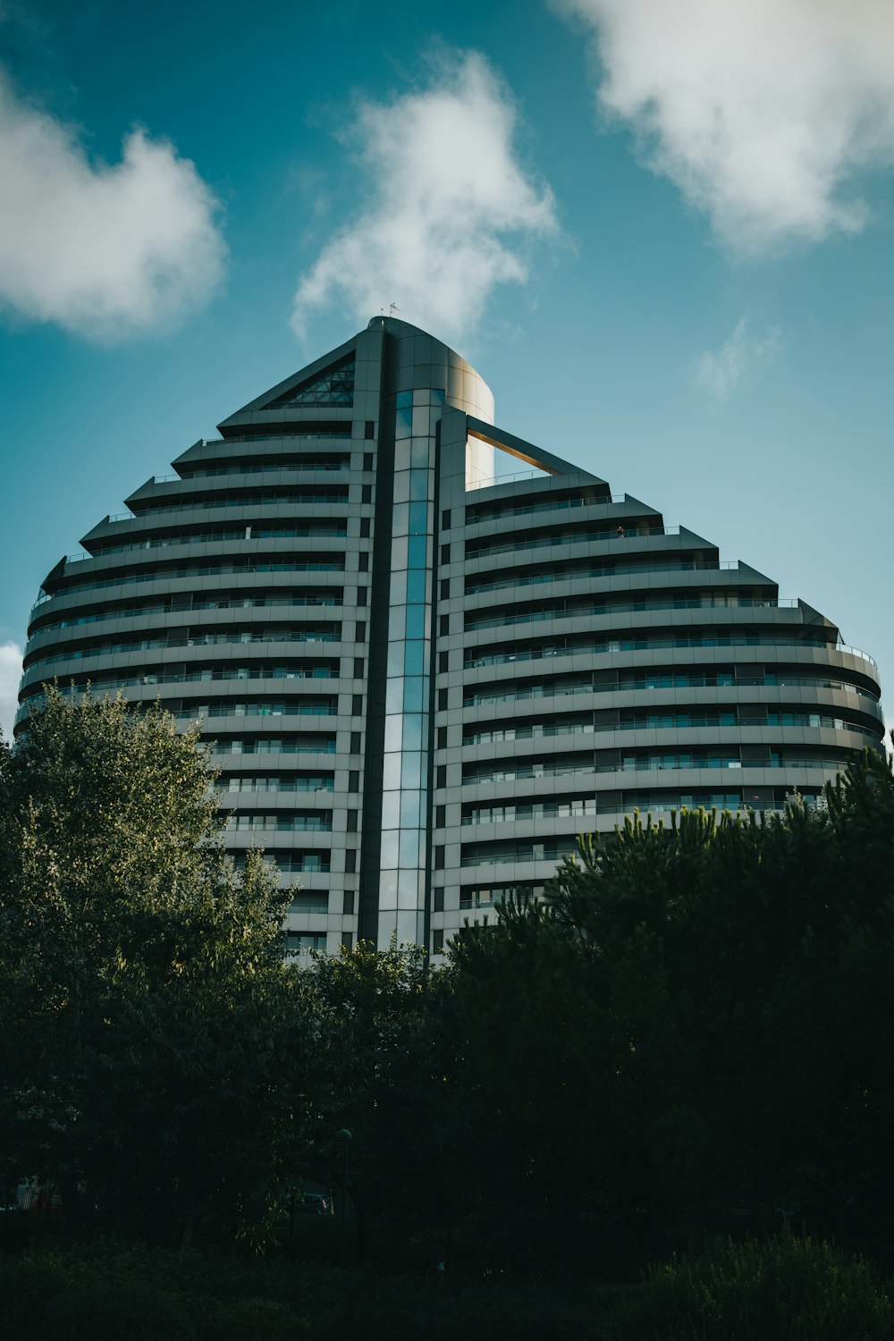 Bâtiment en béton blanc sous le ciel bleu pendant la journée