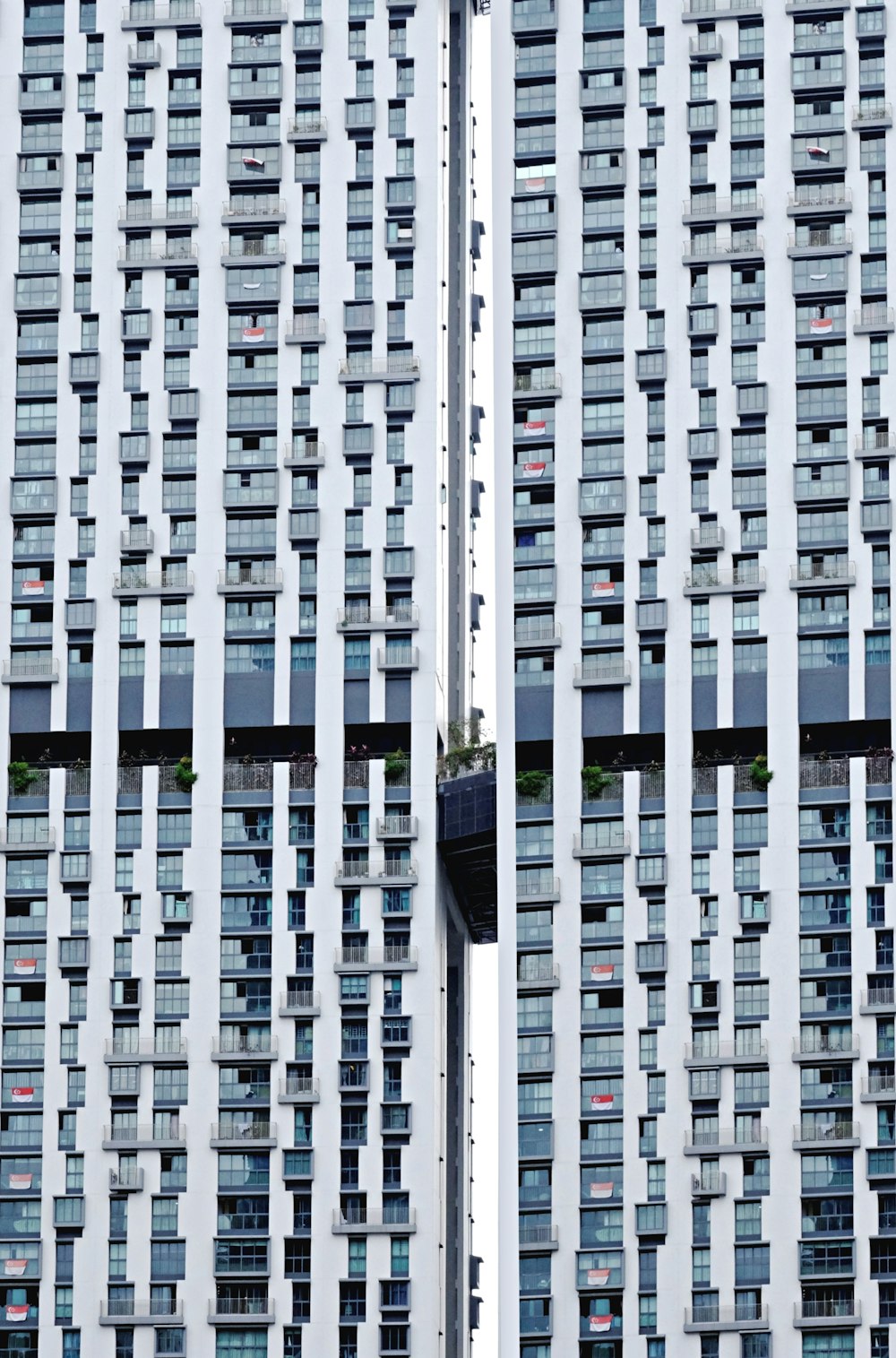 흰색과 검은 색 콘크리트 건물