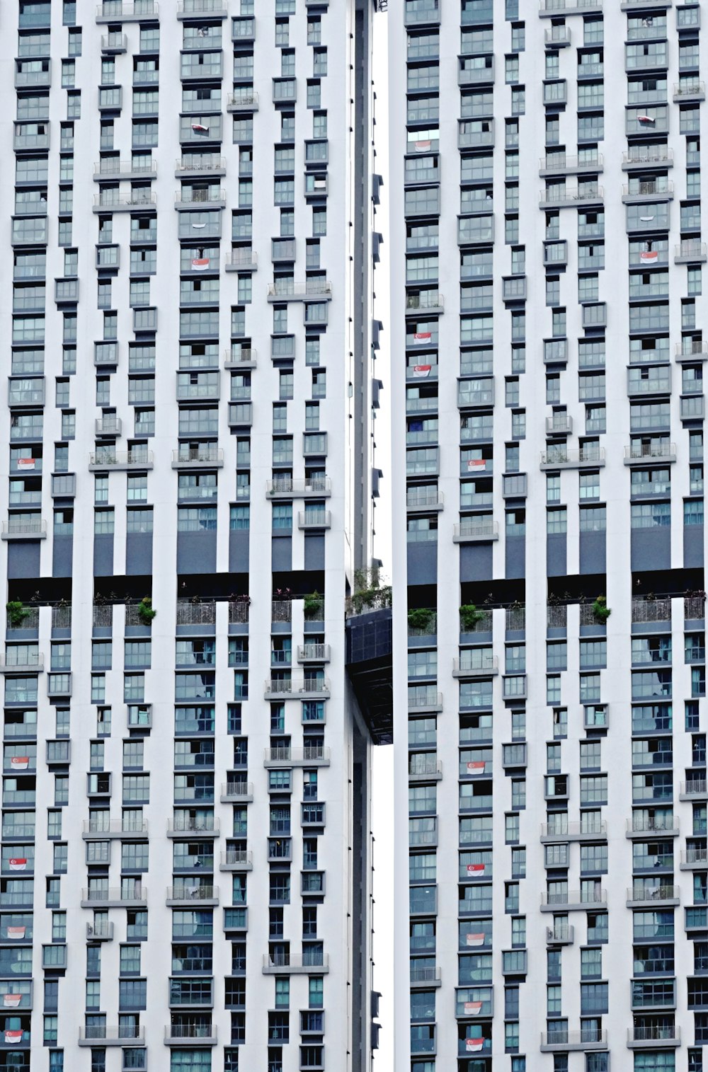 edificio in cemento bianco e nero