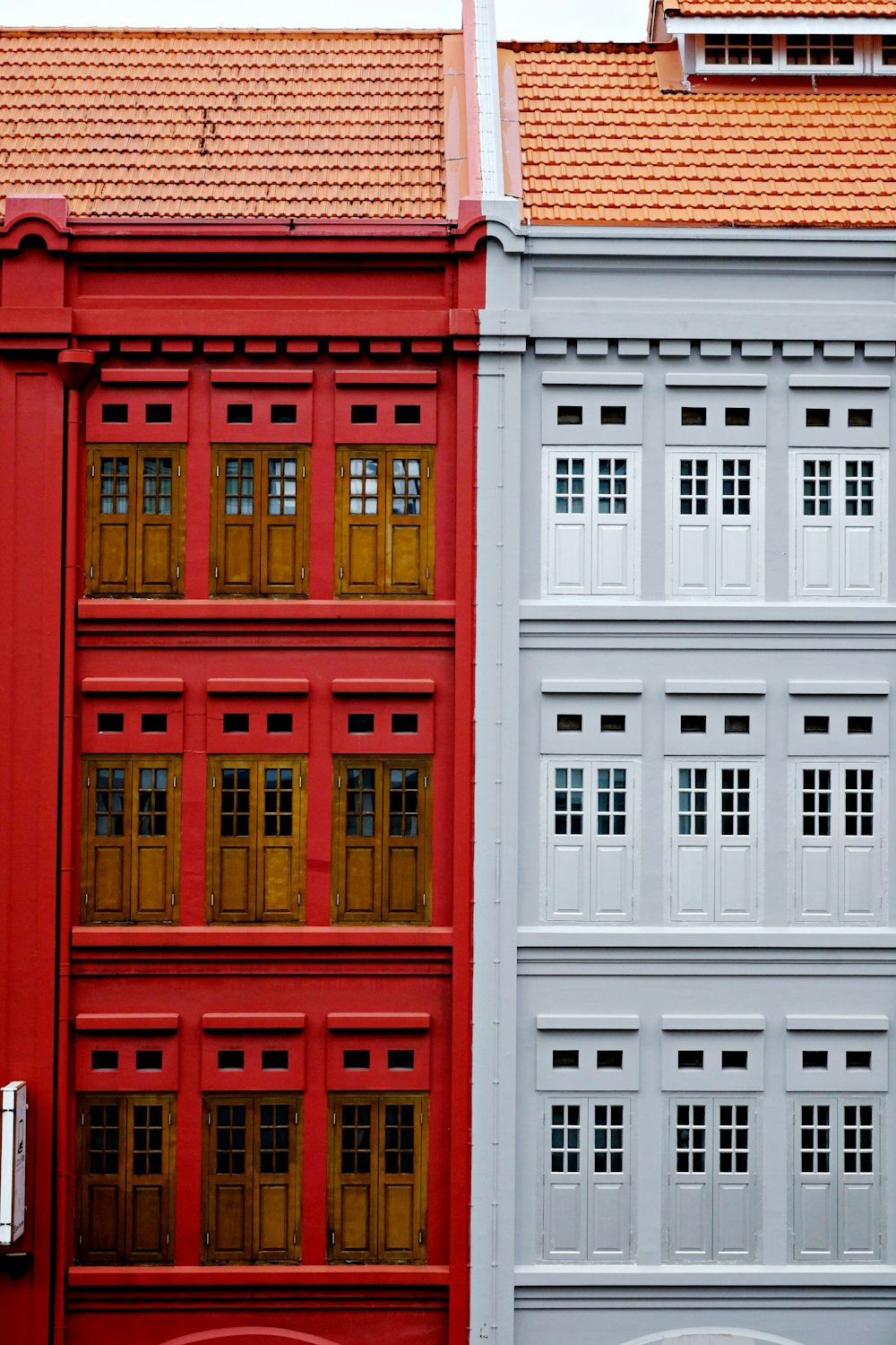 edificio in cemento rosso e bianco