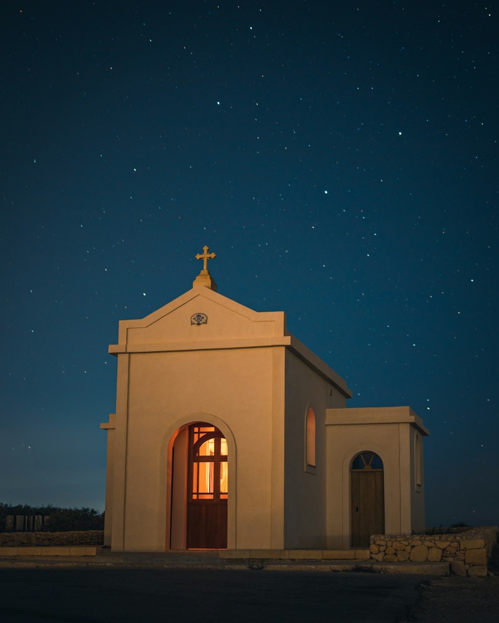 église en béton blanc sous le ciel bleu pendant la nuit