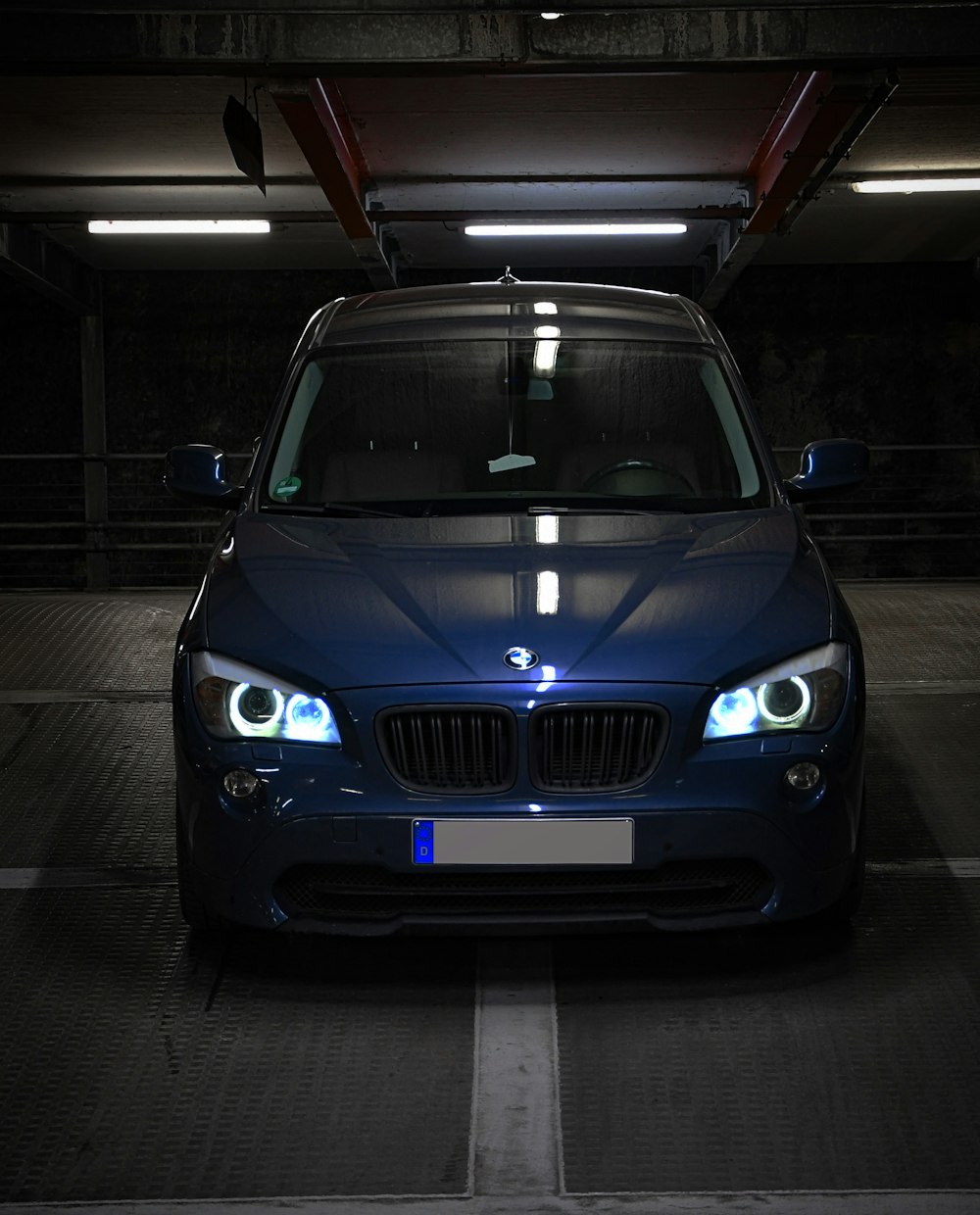 Coche BMW azul en el garaje