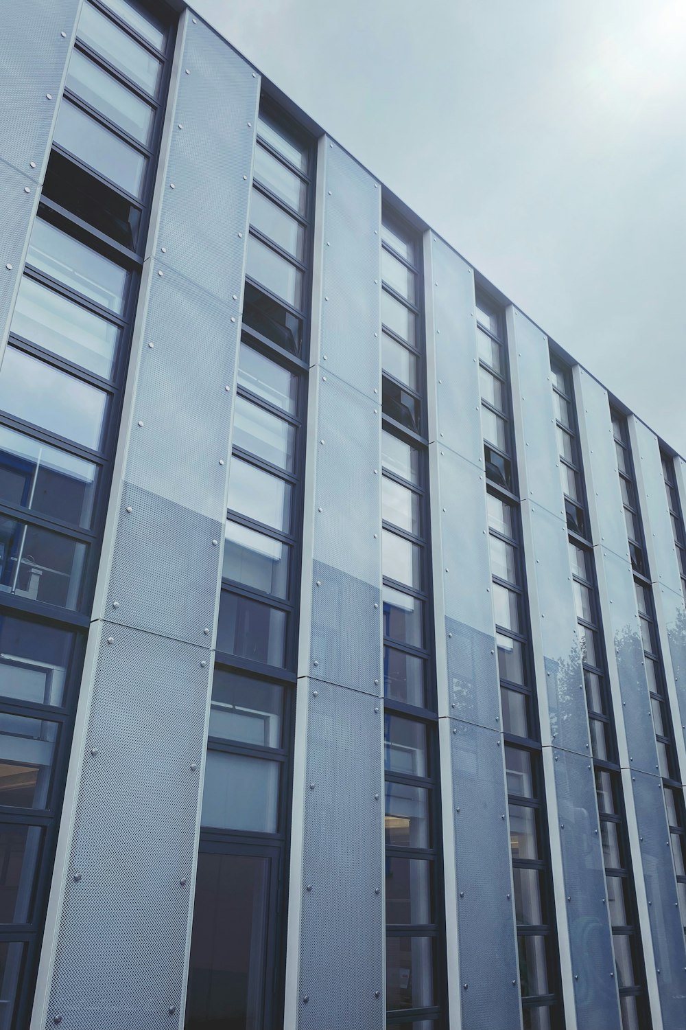 bâtiment en béton gris pendant la journée