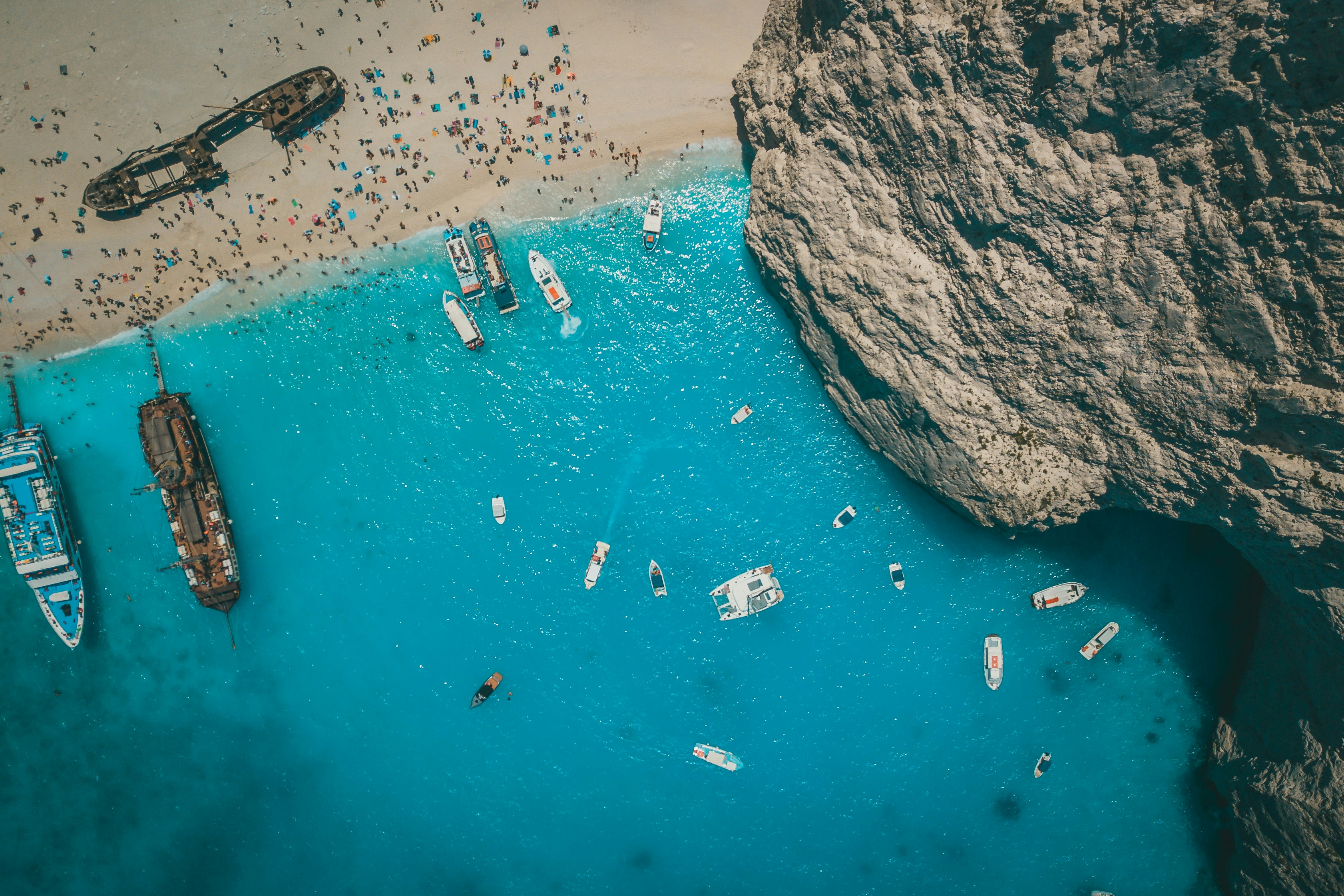 Zakynthos Navagio Shipwreck Beach met turquoise water en witte kliffen