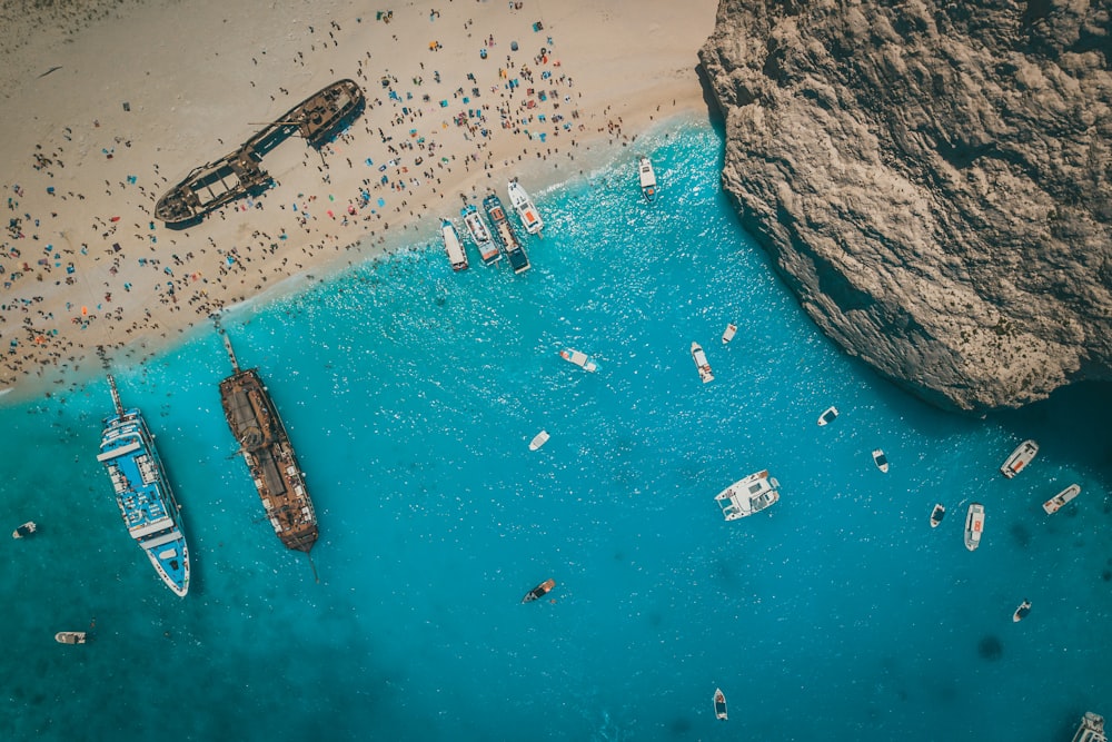 vista aérea de barcos no mar durante o dia