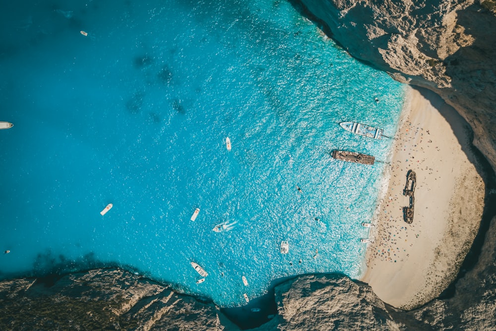 Luftaufnahme von Menschen am Strand während des Tages