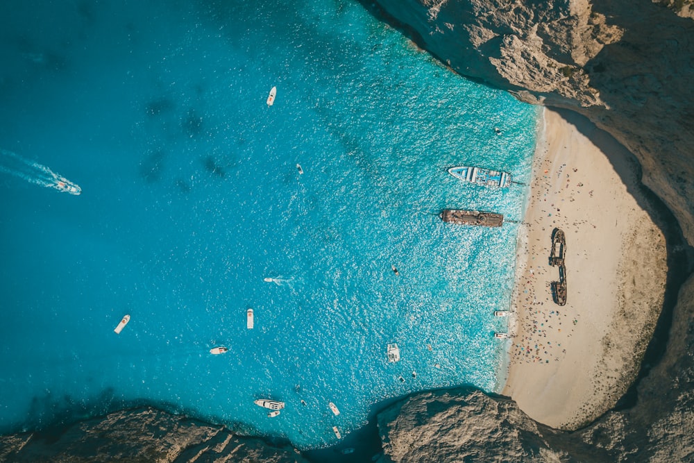 Veduta aerea dell'edificio in cemento bianco in riva al mare durante il giorno